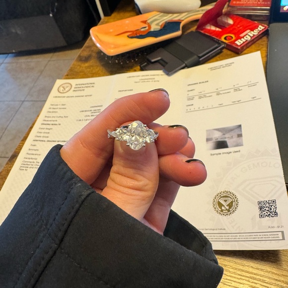 2.56 Certified IGI Color F VS1 Oval Diamond + 1.75 carats w/side-stones & band - Picture 3 of 12